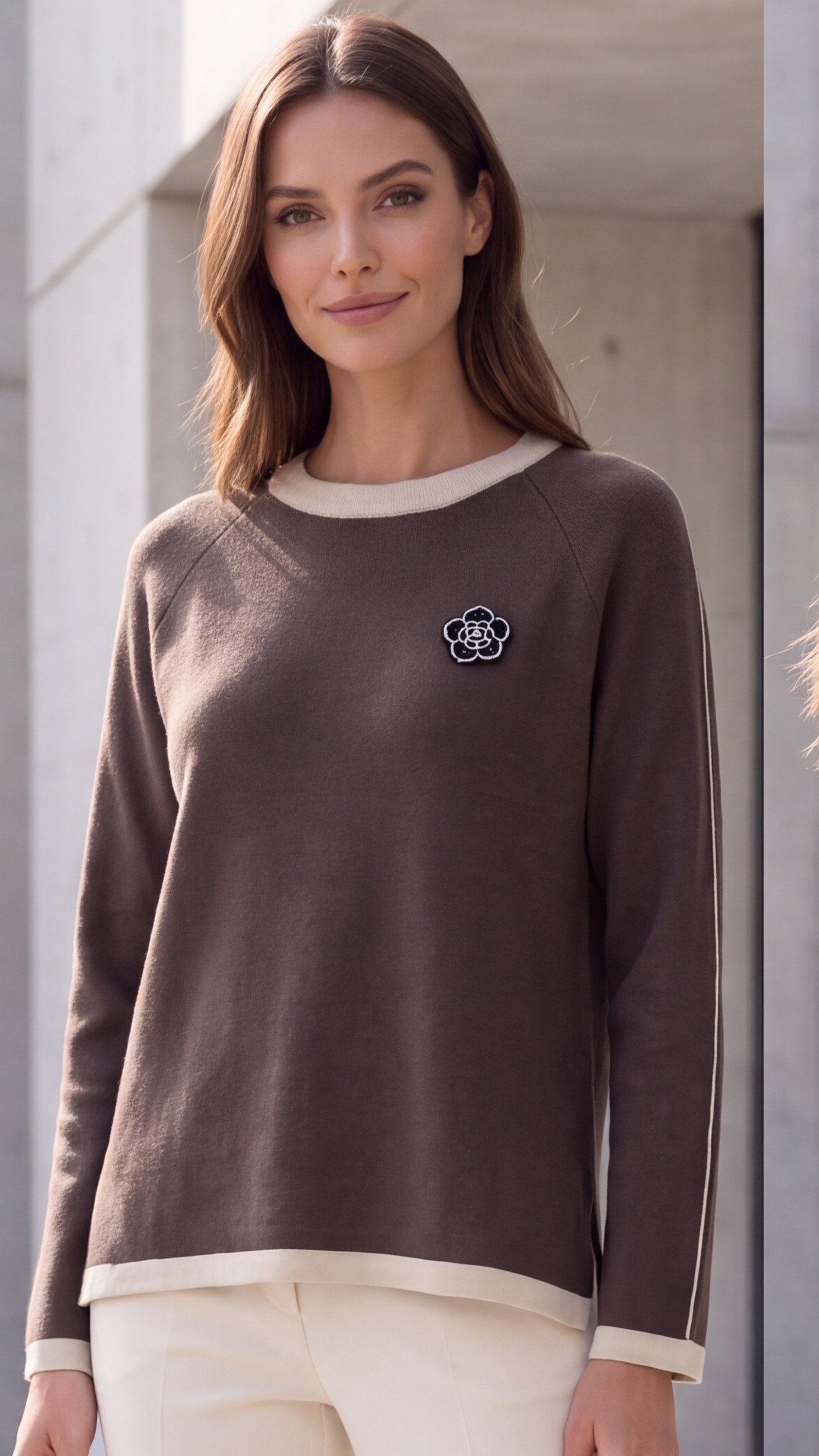 Dámsky elegantný pulóver s kvietkom CHICLINK COFFEE HNEDÝ s.WEAR 4